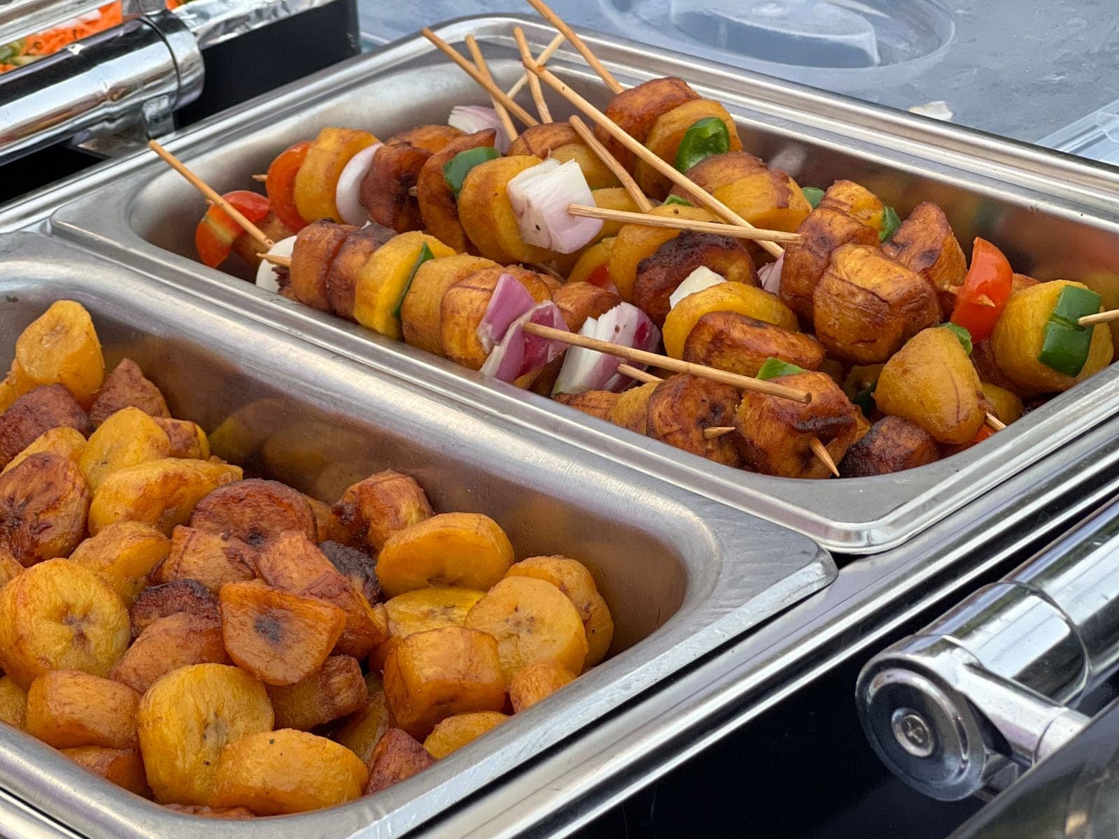 Buffet angolano com banana frita e espetadas em réchauds